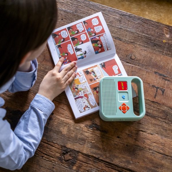 un enfant qui écoute une histoire